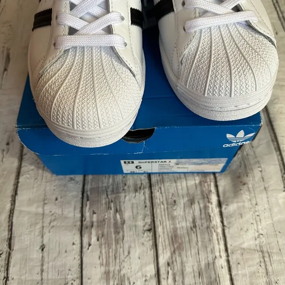 🆕Adidas superstar sneakers