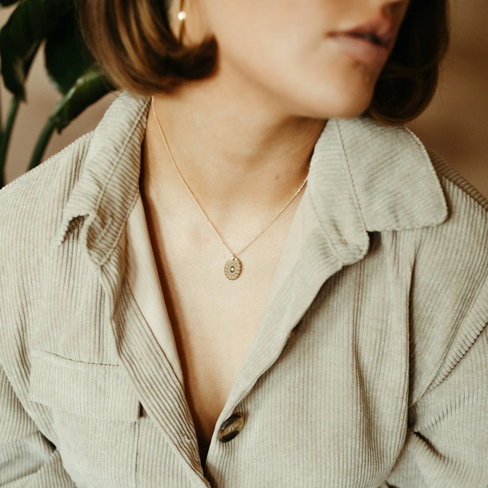 Star patterned oval necklace