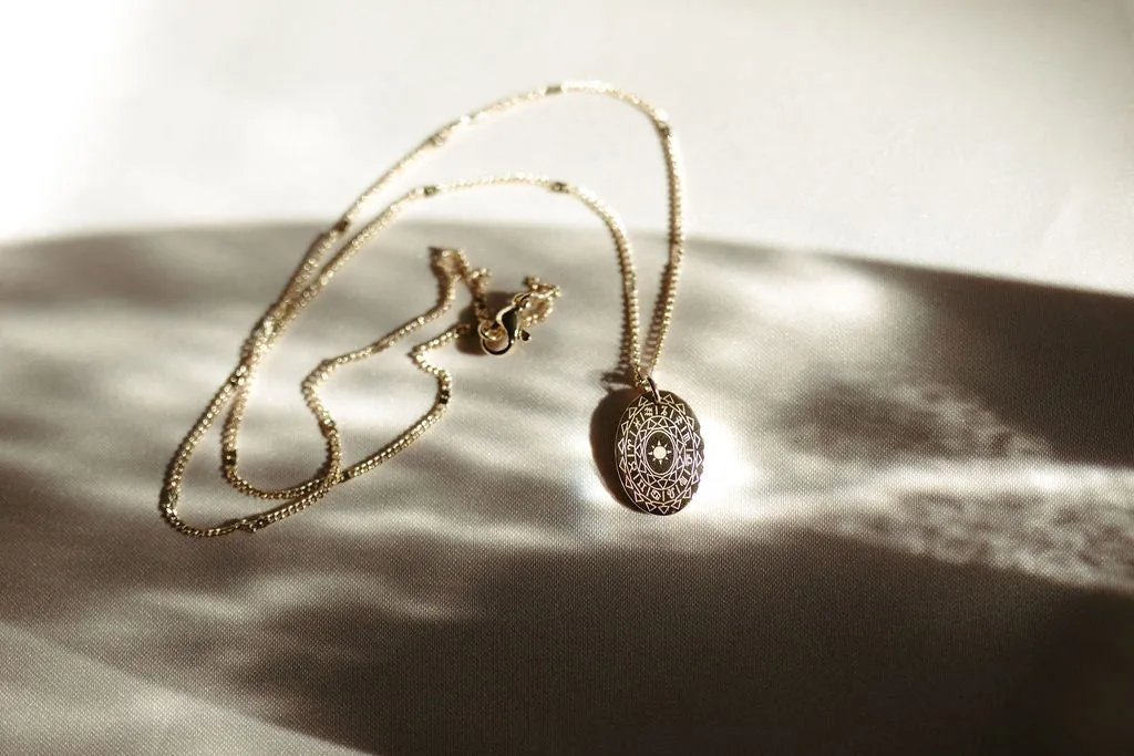 Star patterned oval necklace