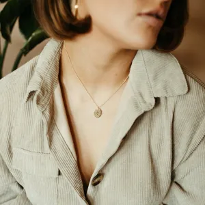 Star patterned oval necklace