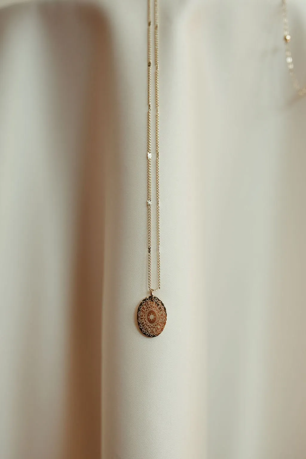 Star patterned oval necklace