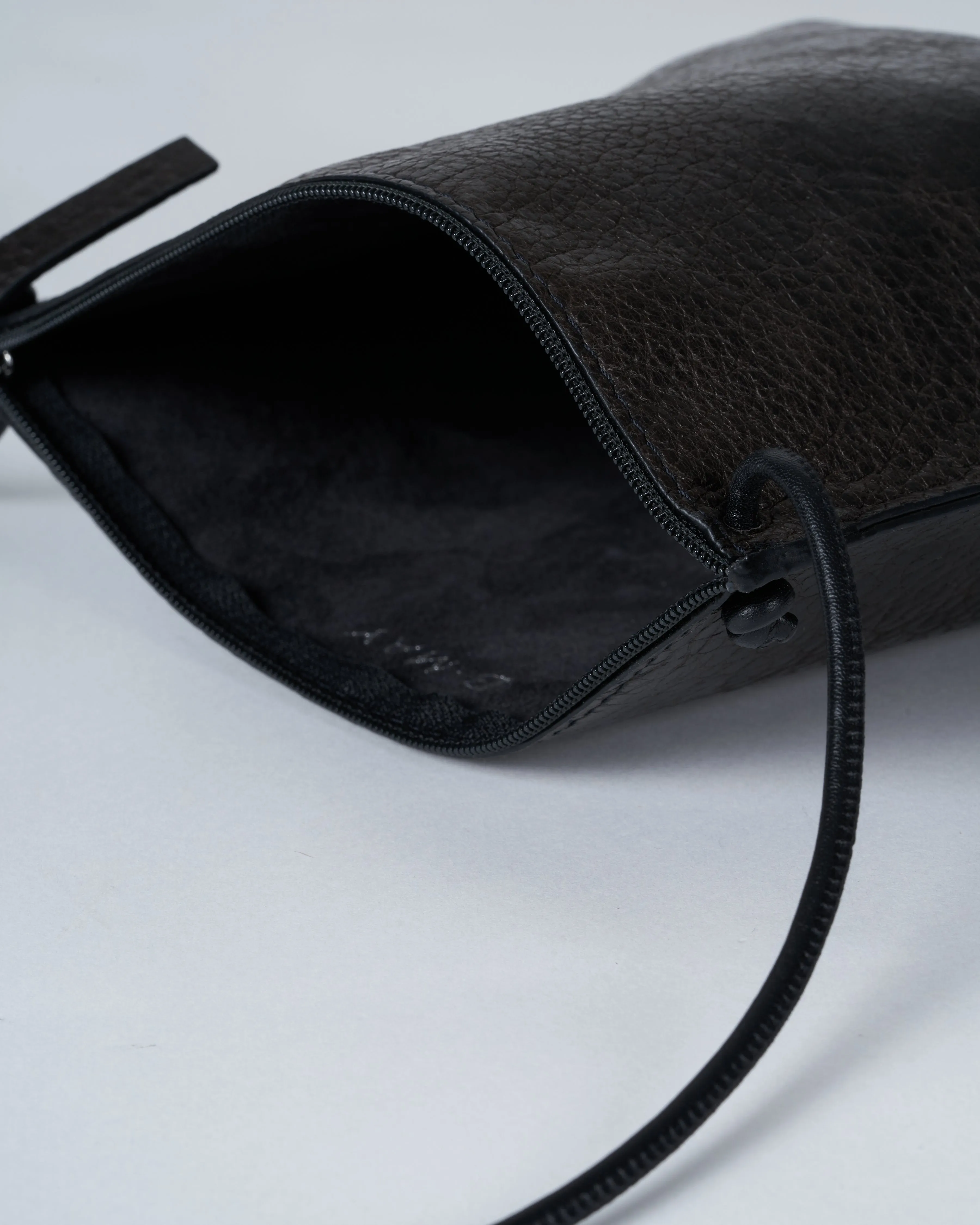 strappy pouch - sable ovino